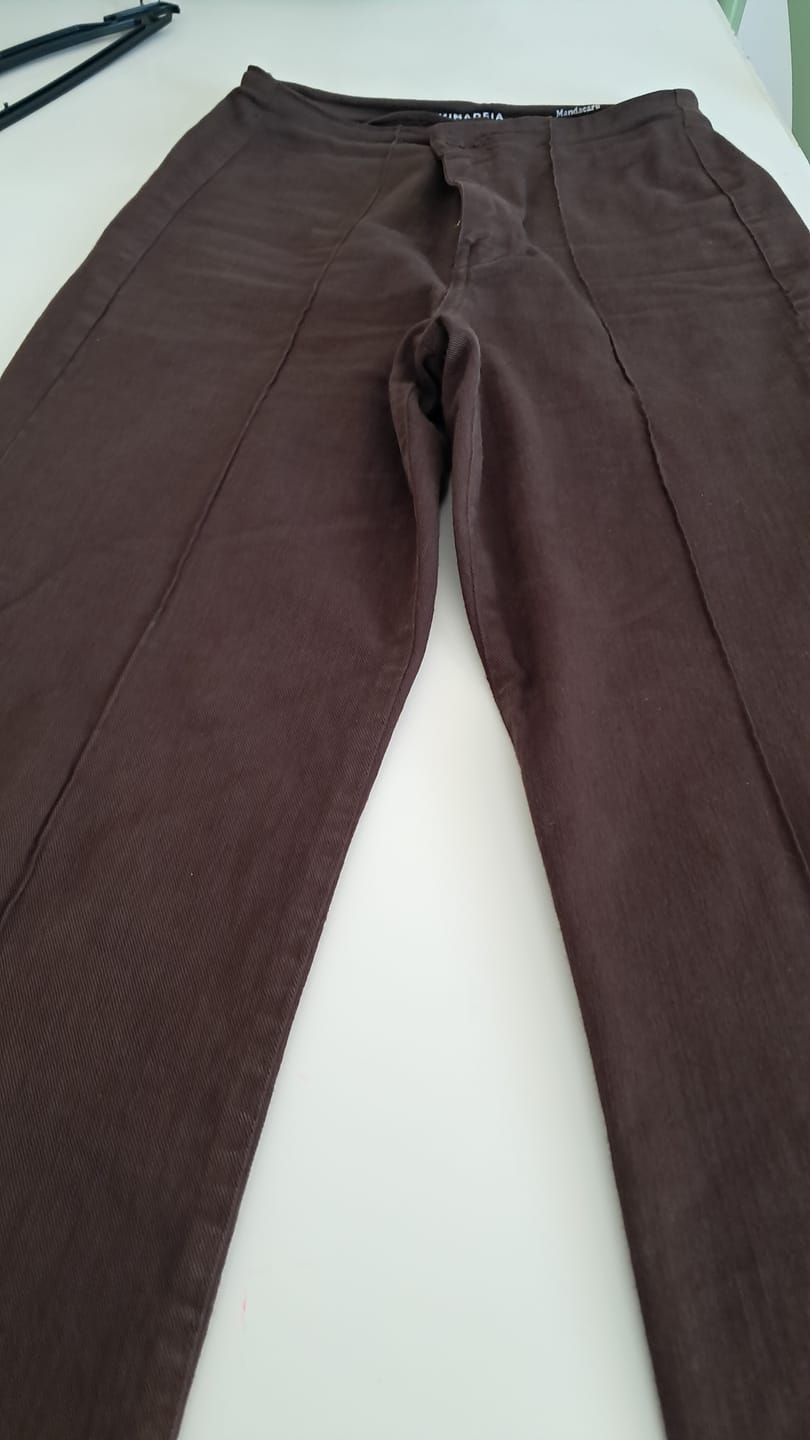 Customer photo review of Calça Jeans Reta Mandacaru Marrom Escuro