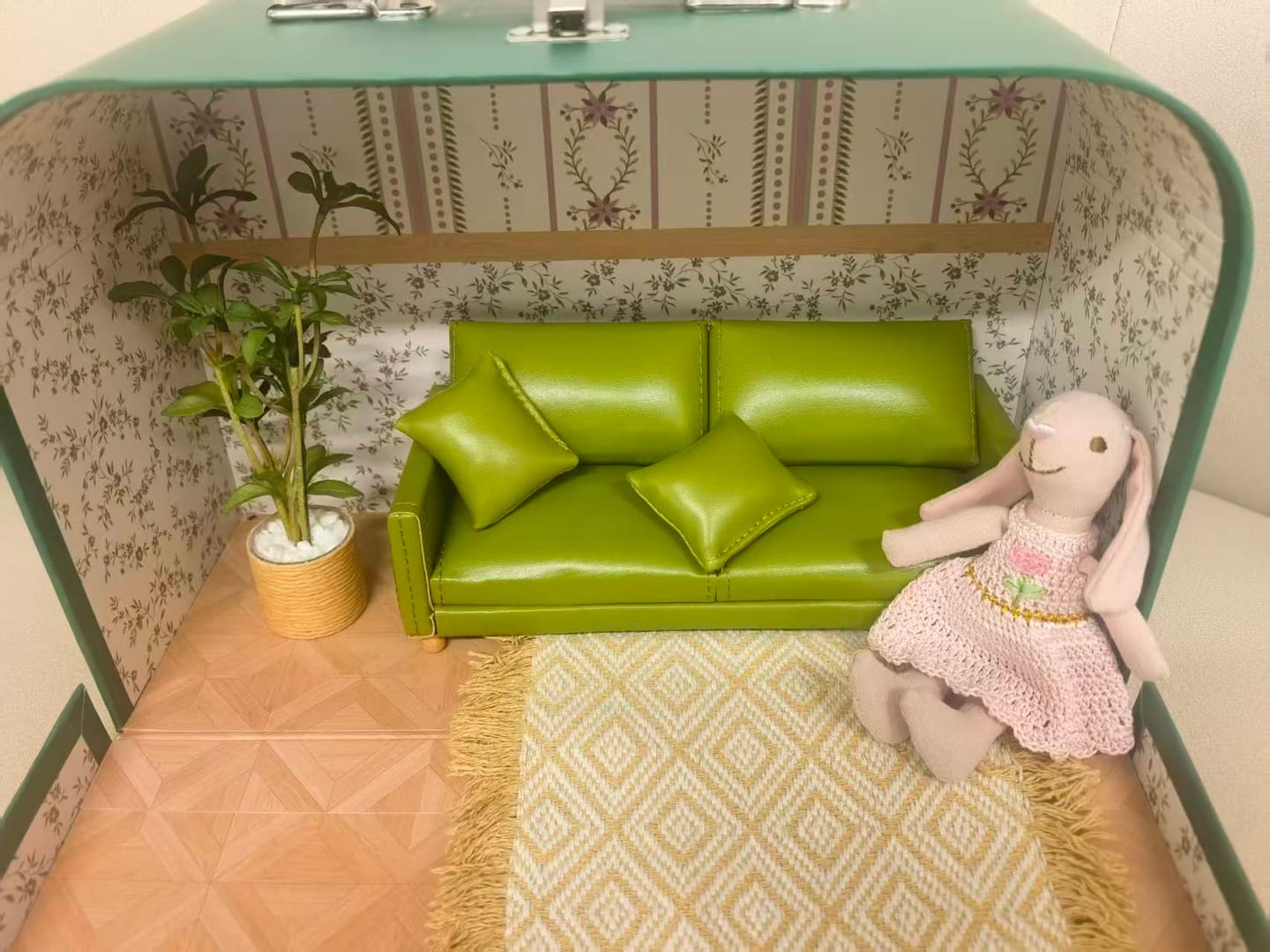 Customer photo review of Dollhouse Leather Sofa Handmade with Olive Green PU Upholstery - 1:12 Scale Miniature Furniture