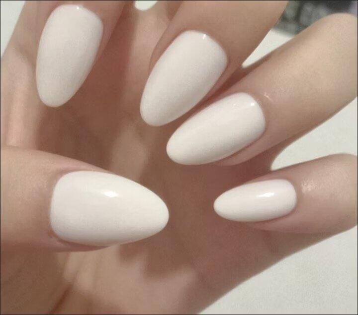 Customer photo review of Solid Nails | Medium Long Almond (6 colors)