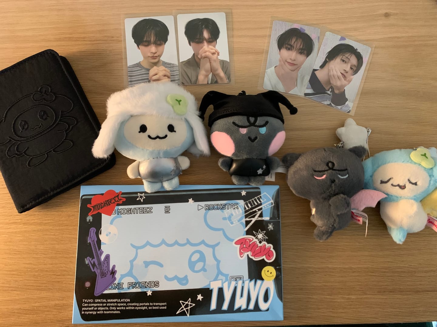 Customer photo review of [NEW] ATEEZ - [MIGHTEEZ ROCK THE STAGE] PASSPORT CASE (CASE 1pc, PHOTOCARD 1pc)