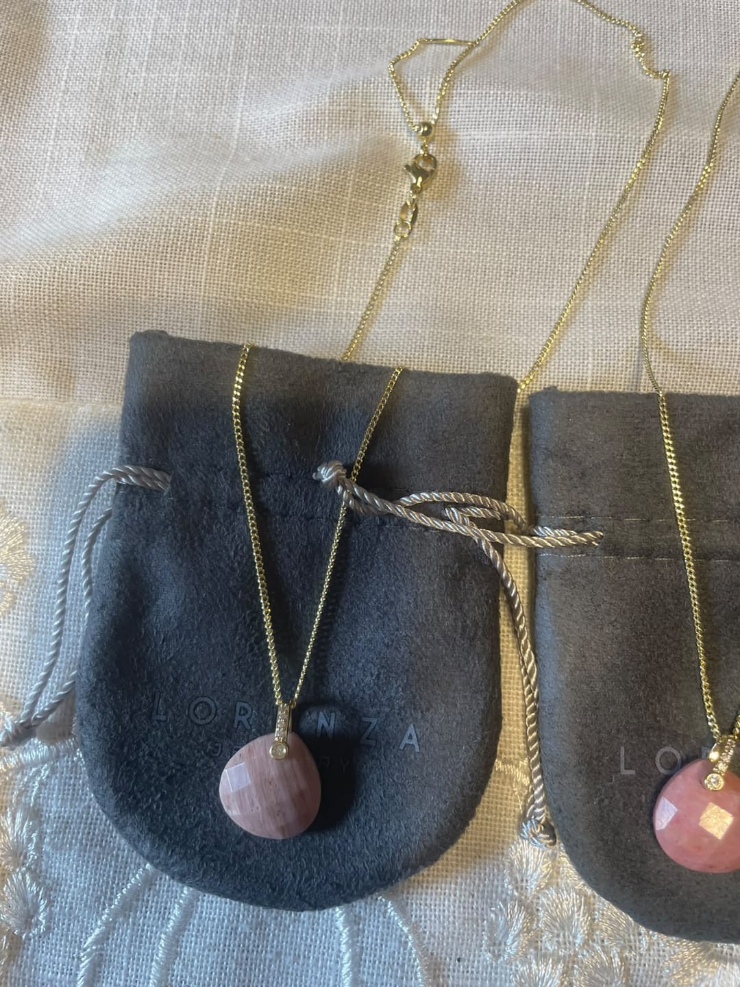 Customer photo review of Collar Gota Ancha Piedra Rodocrosita Oscura A Beneficio Cruz Rosa