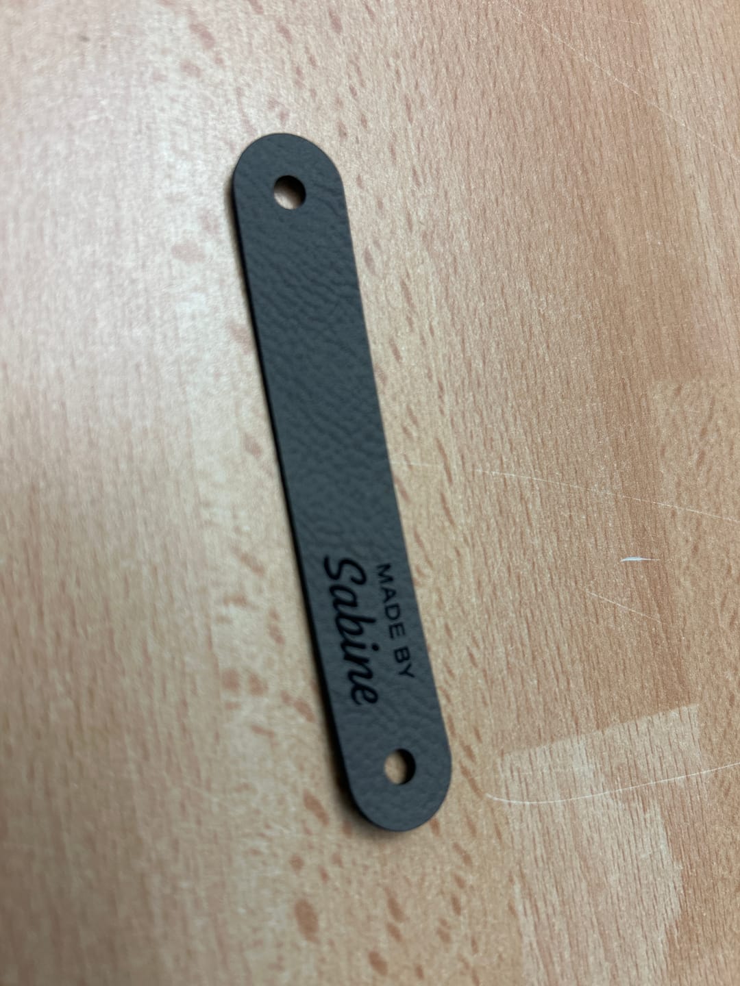 Customer photo review of Personalisierte Labels mit Chicago Screws - Kunstleder-Label mit Schrauben