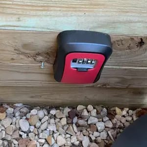 Customer photo review of Sicurezza Chiavi Cassaforte Parete con Serratura 4 Cifre