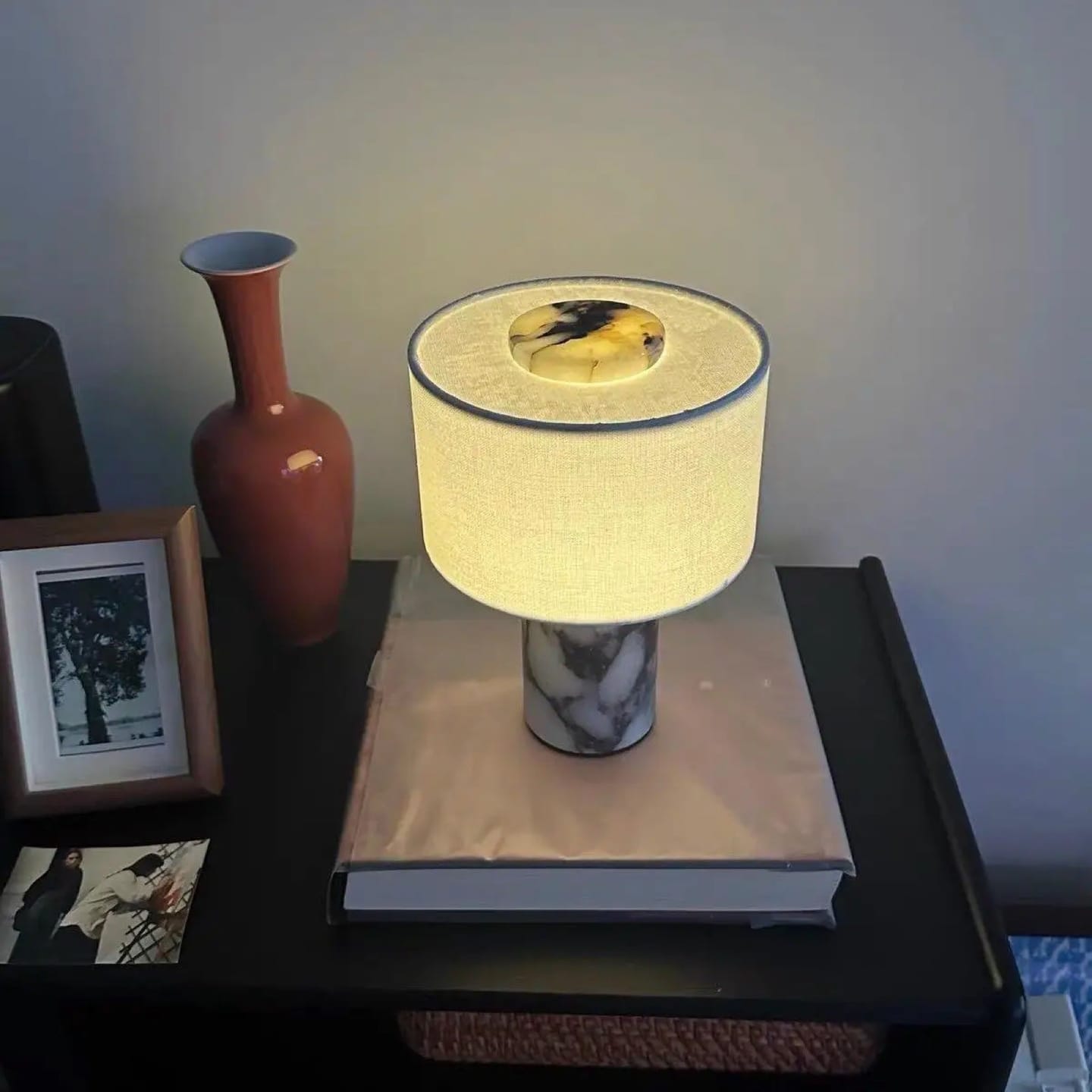 Customer photo review of Lampe de Chevet Sans Fil Tactile en Marbre ou Travertin, Rechargeable avec Variateur et Abat-Jour en Tissu - Isaure