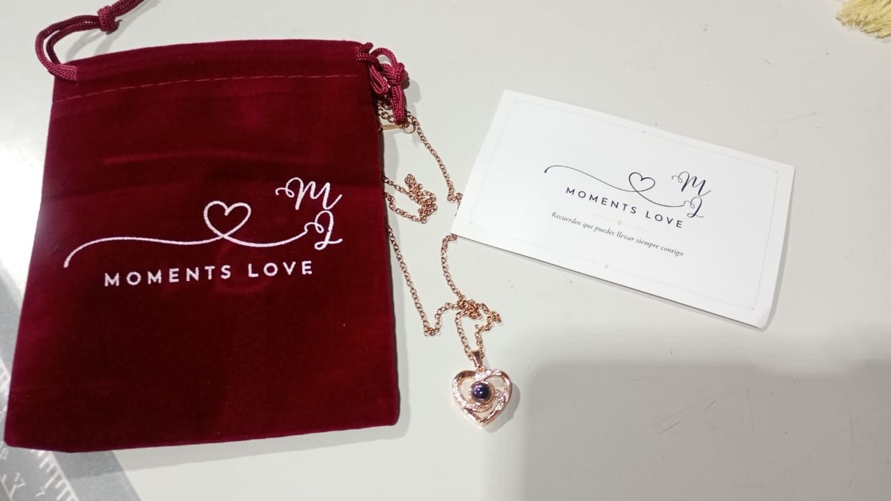Customer photo review of Collar de Corazón con Foto Personalizada de Proyección