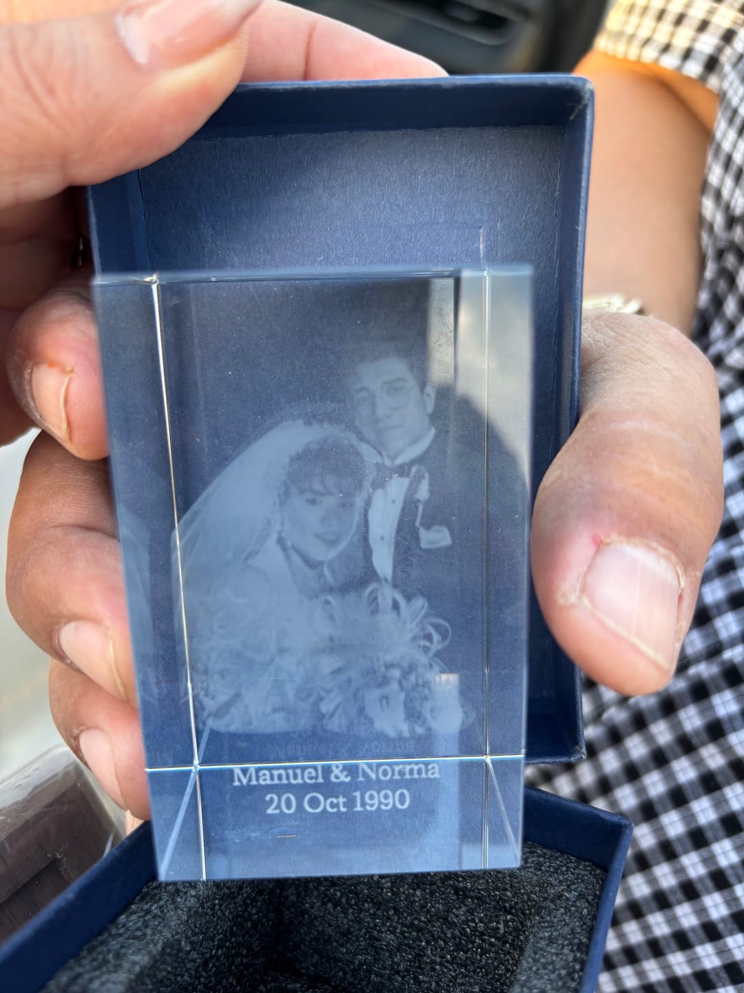 Customer photo review of Cubo de Cristal 3D Personalizado con Foto y Luz LED