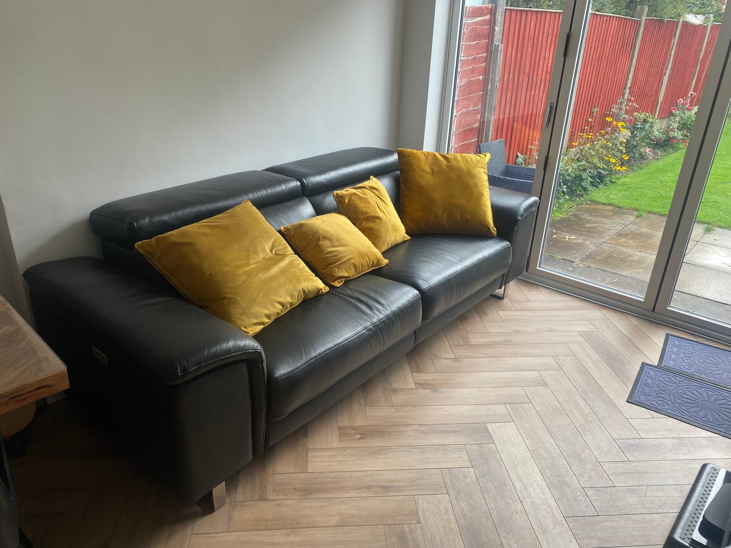 Customer photo review of Viserba Leather 4 Seater Power Recliner Sofa & Armchair with Manual Head Tilt, Macadamia Black