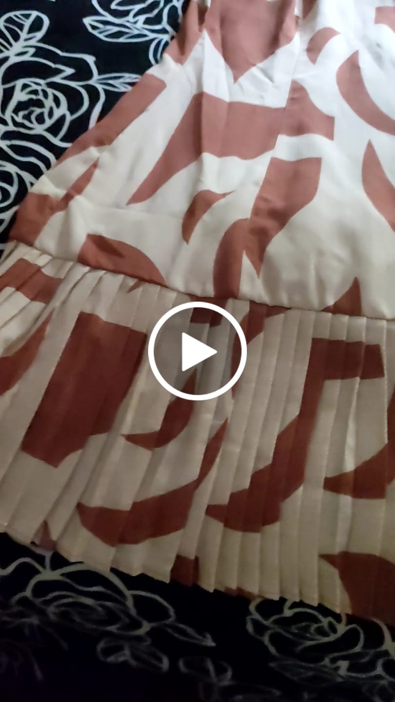 Customer video review of Vestido Fátima Barrado Plissado