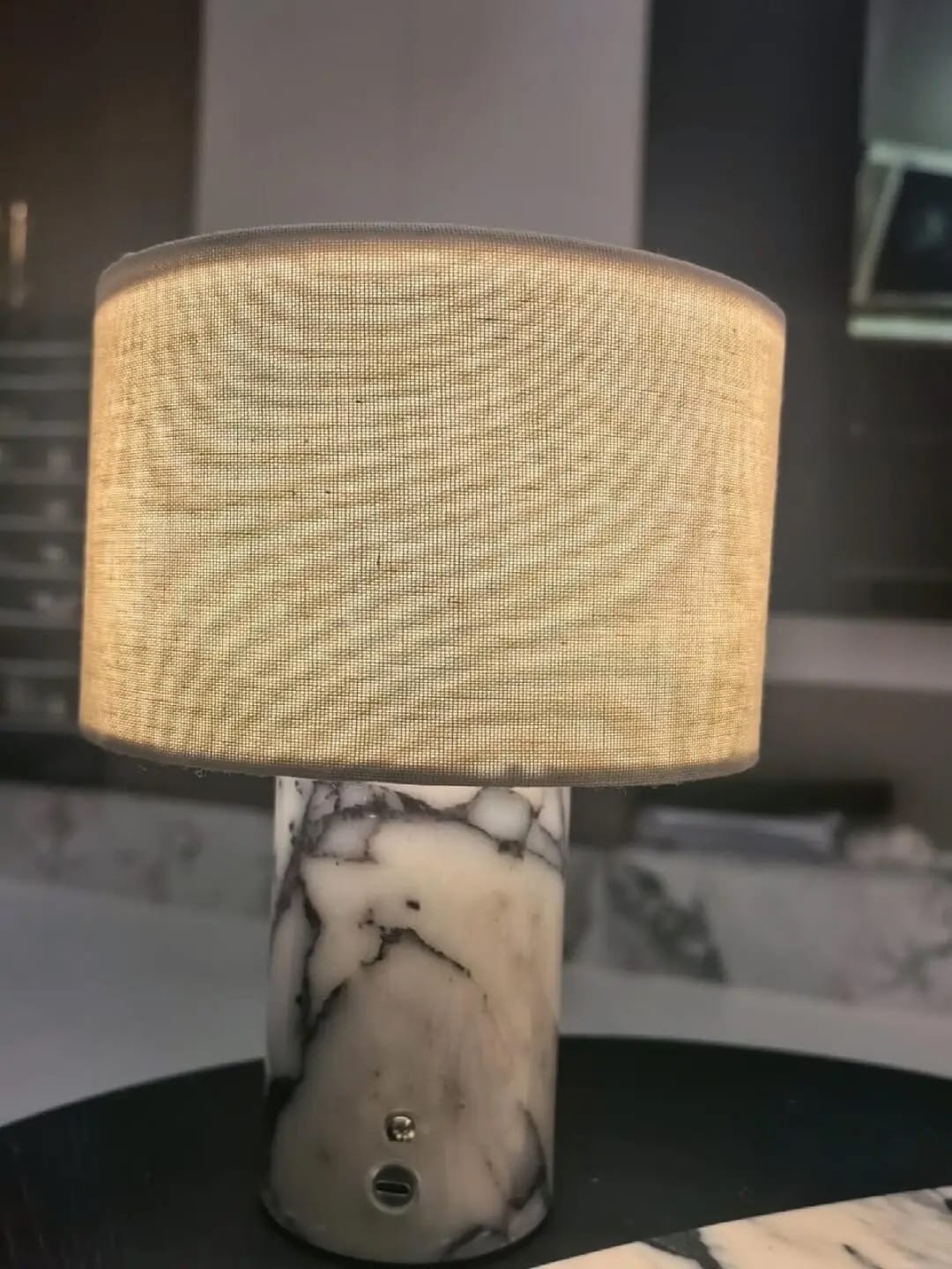 Customer photo review of Lampe de Chevet Sans Fil Tactile en Marbre ou Travertin, Rechargeable avec Variateur et Abat-Jour en Tissu - Isaure