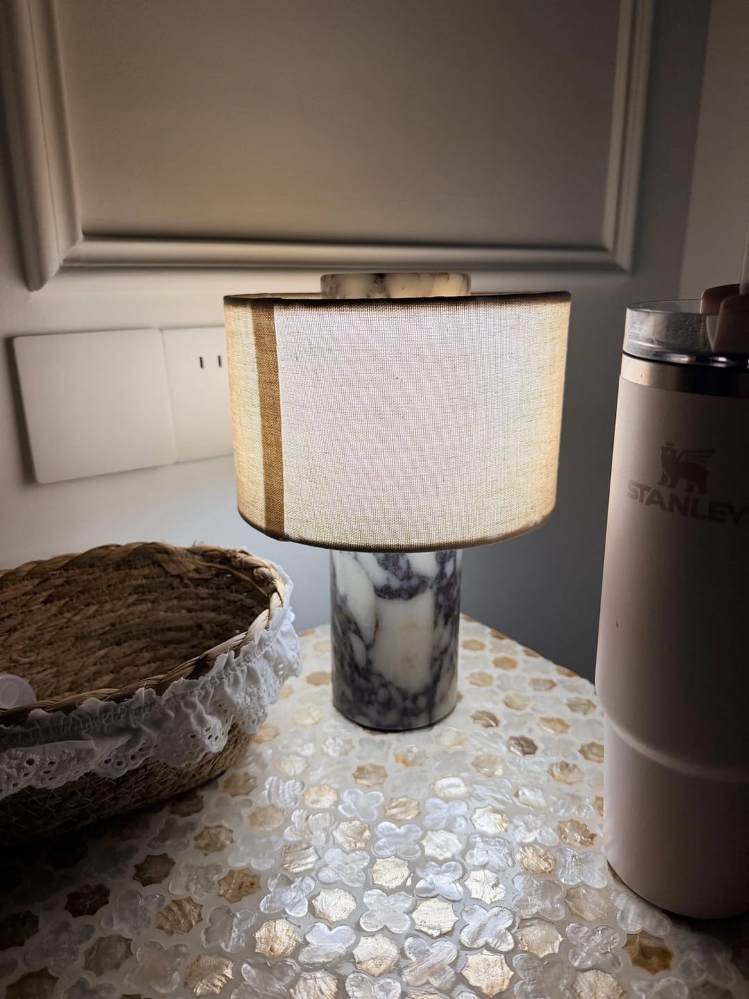 Customer photo review of Lampe de Chevet Sans Fil Tactile en Marbre ou Travertin, Rechargeable avec Variateur et Abat-Jour en Tissu - Isaure