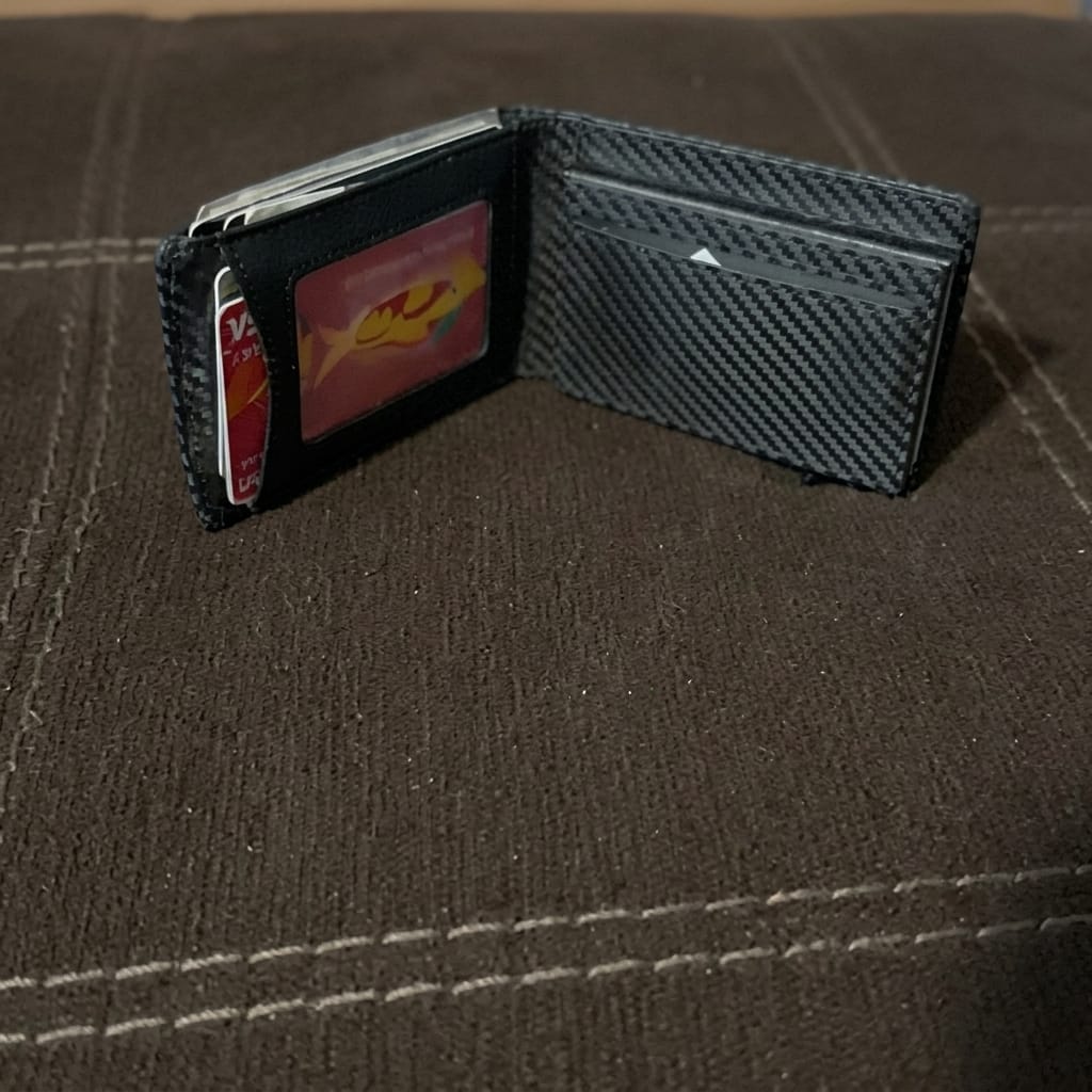 Customer photo review of EvoTech Minimalist Wallet Pro