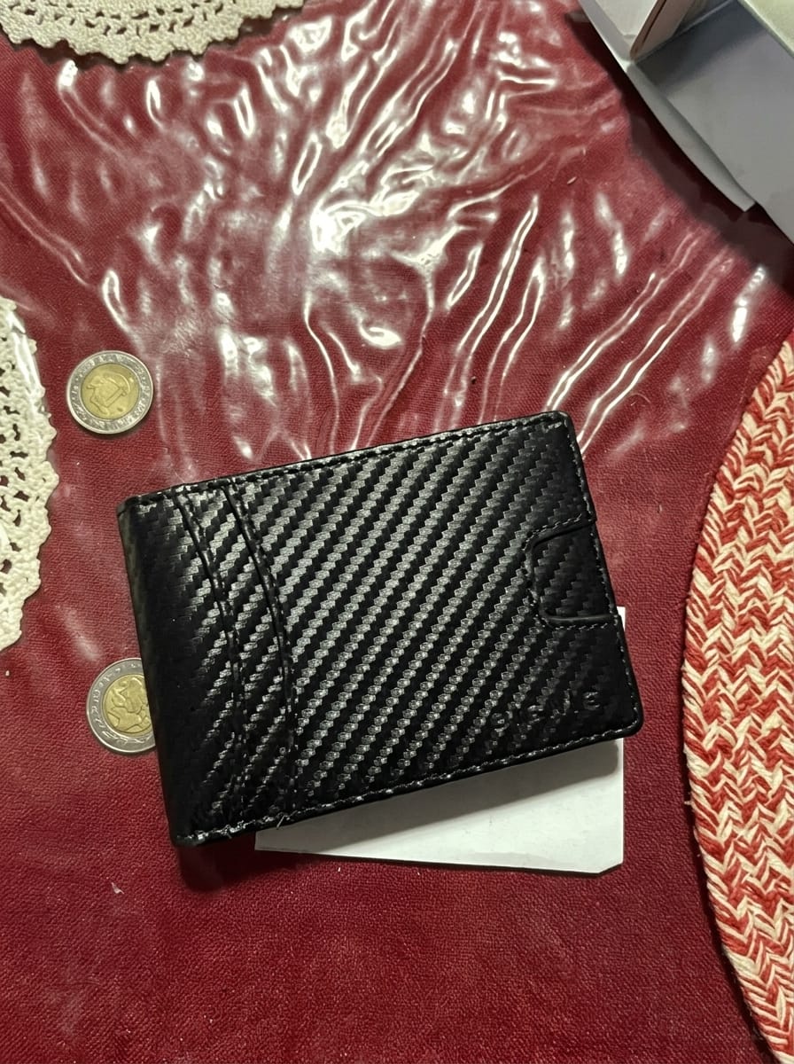 Customer photo review of EvoTech Minimalist Wallet Pro