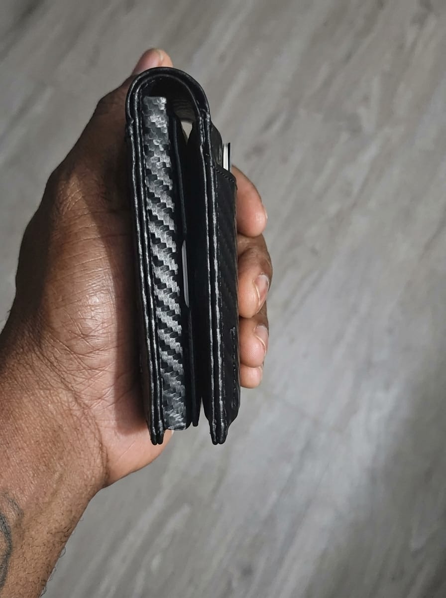 Customer photo review of EvoTech Minimalist Wallet Pro