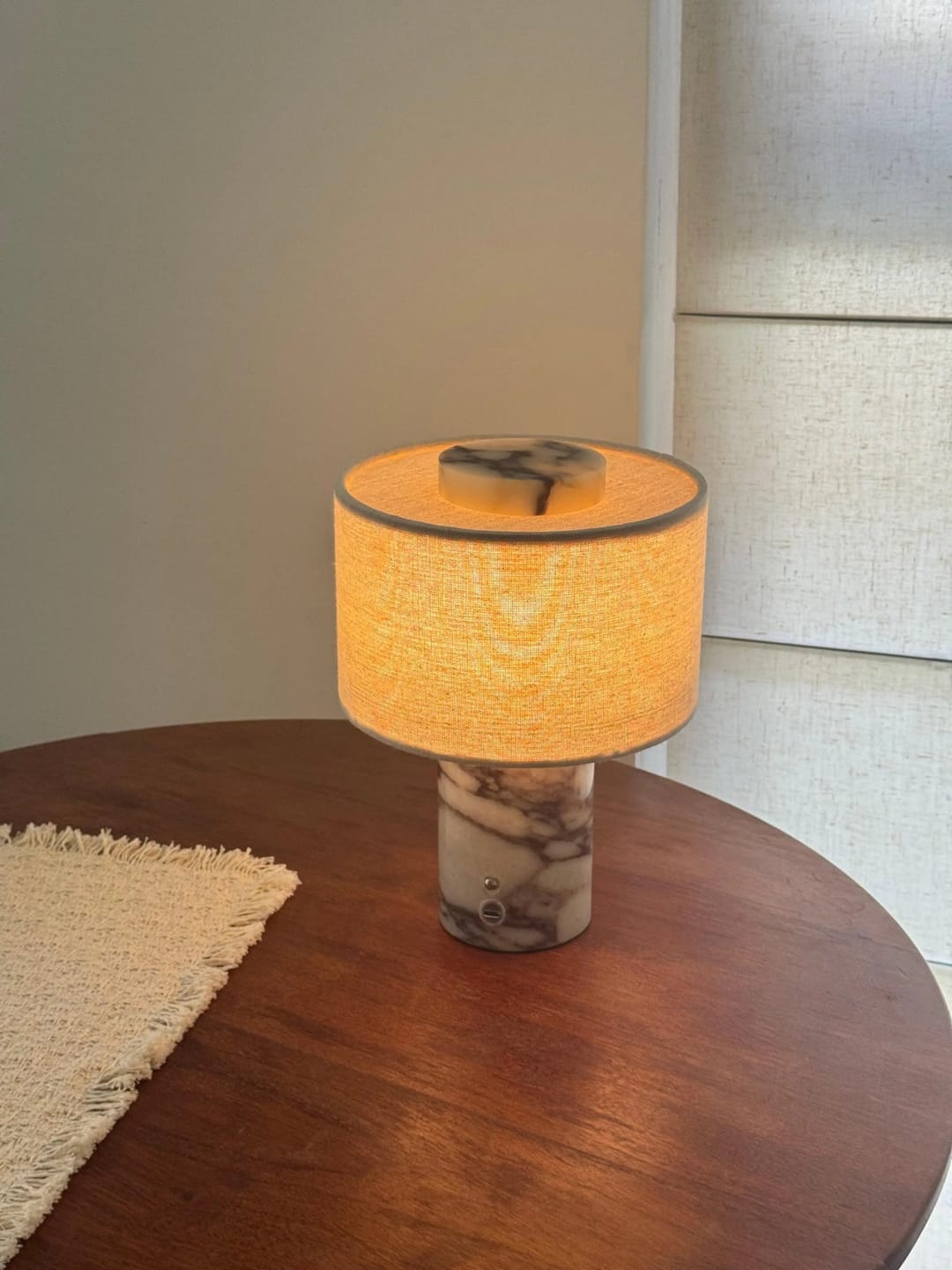 Customer photo review of Lampe de Chevet Sans Fil Tactile en Marbre ou Travertin, Rechargeable avec Variateur et Abat-Jour en Tissu - Isaure