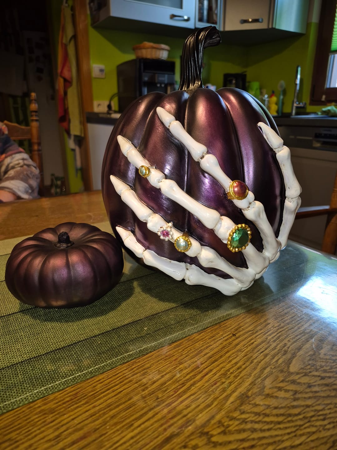 Customer photo review of Halloween Kürbis Deko Set – Violette Resin-Kürbisse mit Skelett-Hand (2-teilig)