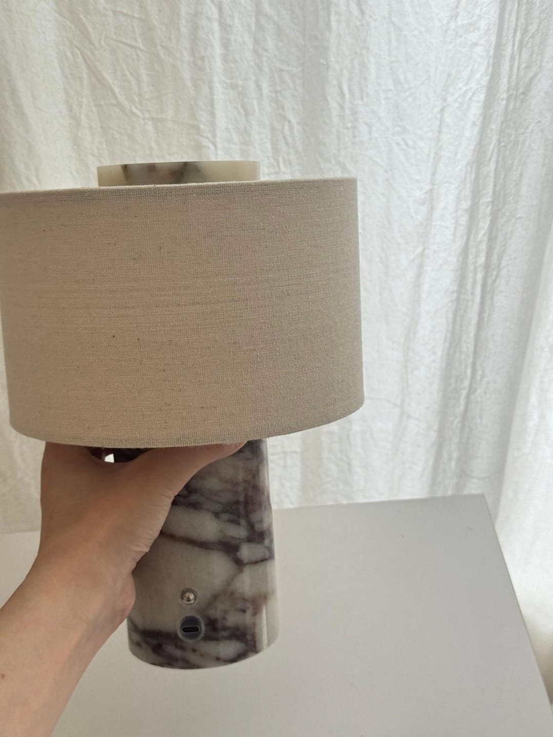 Customer photo review of Lampe de Chevet Sans Fil Tactile en Marbre ou Travertin, Rechargeable avec Variateur et Abat-Jour en Tissu - Isaure