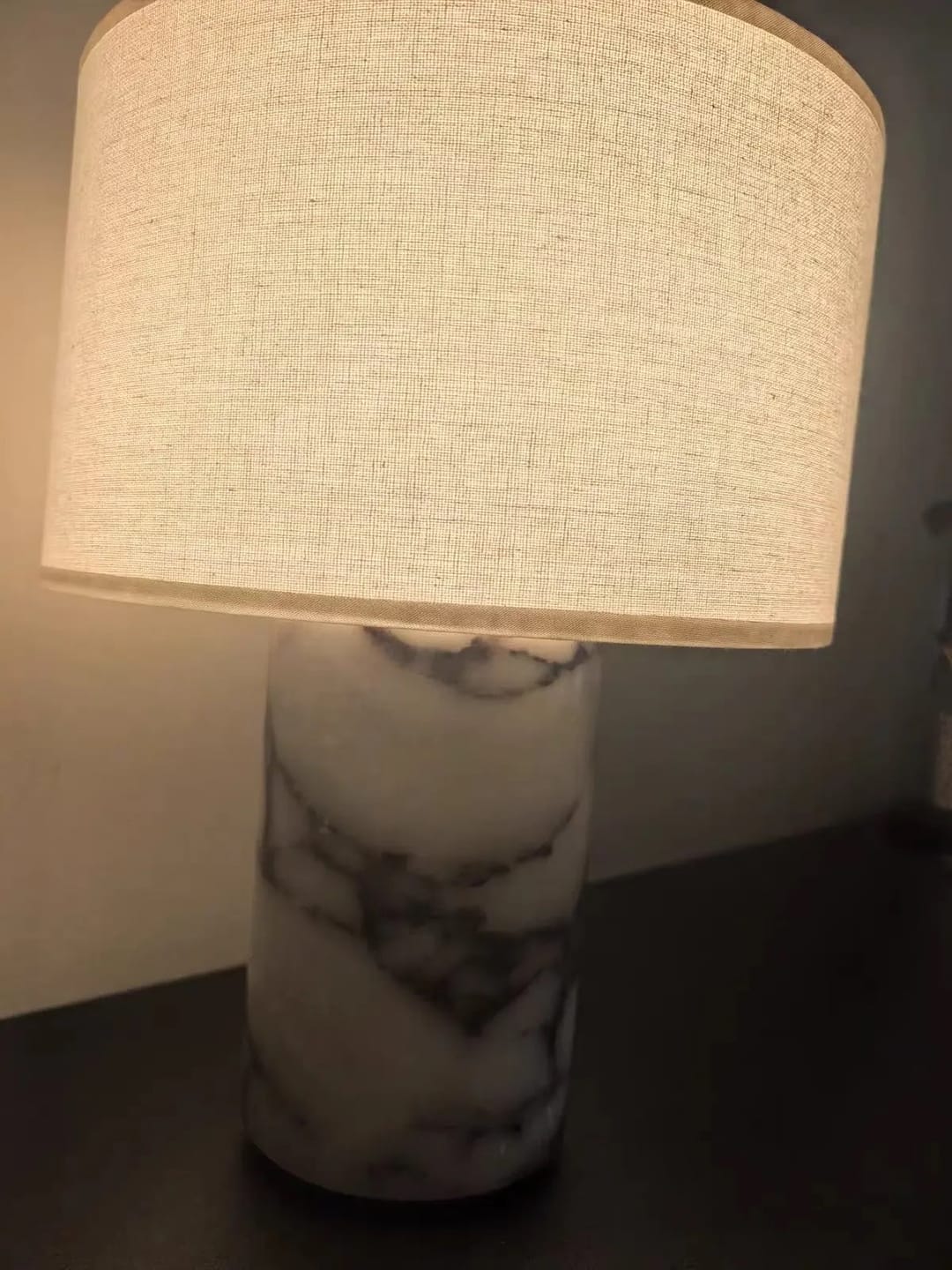 Customer photo review of Lampe de Chevet Sans Fil Tactile en Marbre ou Travertin, Rechargeable avec Variateur et Abat-Jour en Tissu - Isaure