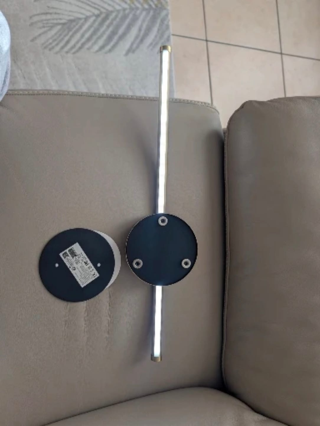 Customer photo review of Applique murale LED Design Sans Fil Rechargeable Sans Branchement Électrique, Fixation Magnétique, Intensité Réglable, Batterie Intégrée | LISERÉ