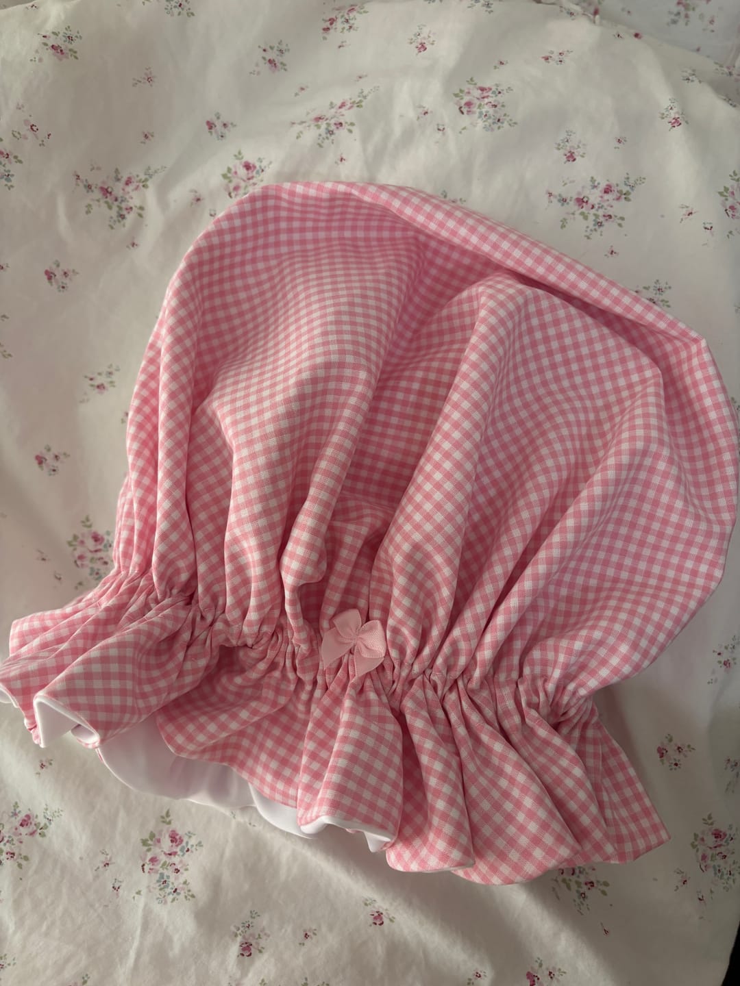 Customer photo review of Satin Bonnet weiß / karo rosa