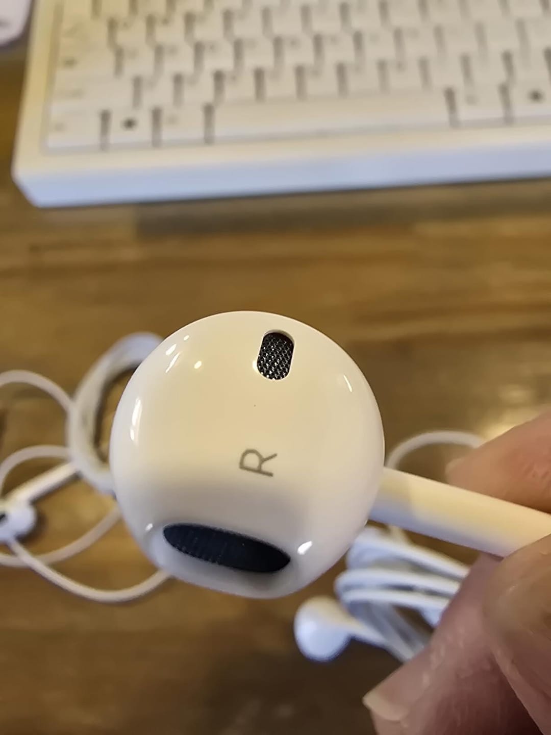 Customer photo review of 3PACK USB-C Wired Earphones with Microphone, HiFi Type-C Earbuds Compatible with iPhone 15/16/17, Android, iPad, with Remote Control, Volume Control, Clear Calls, Deep Bass, Low Latency, Tangle-Free, Lightweight, with PU Leather Pouch (White)