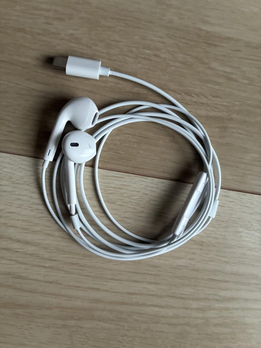 Customer photo review of 3PACK USB-C Wired Earphones with Microphone, HiFi Type-C Earbuds Compatible with iPhone 15/16/17, Android, iPad, with Remote Control, Volume Control, Clear Calls, Deep Bass, Low Latency, Tangle-Free, Lightweight, with PU Leather Pouch (White)