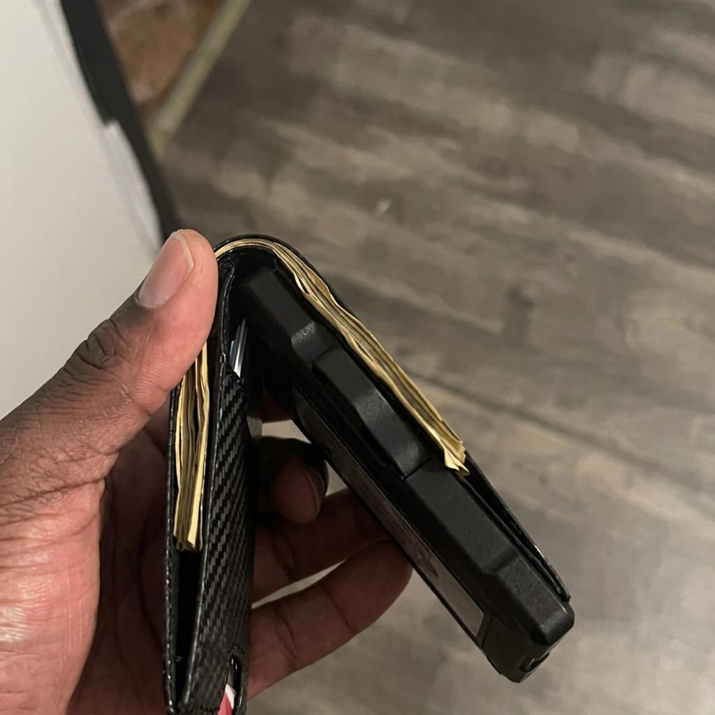 Customer photo review of EvoTech Minimalist Wallet Pro