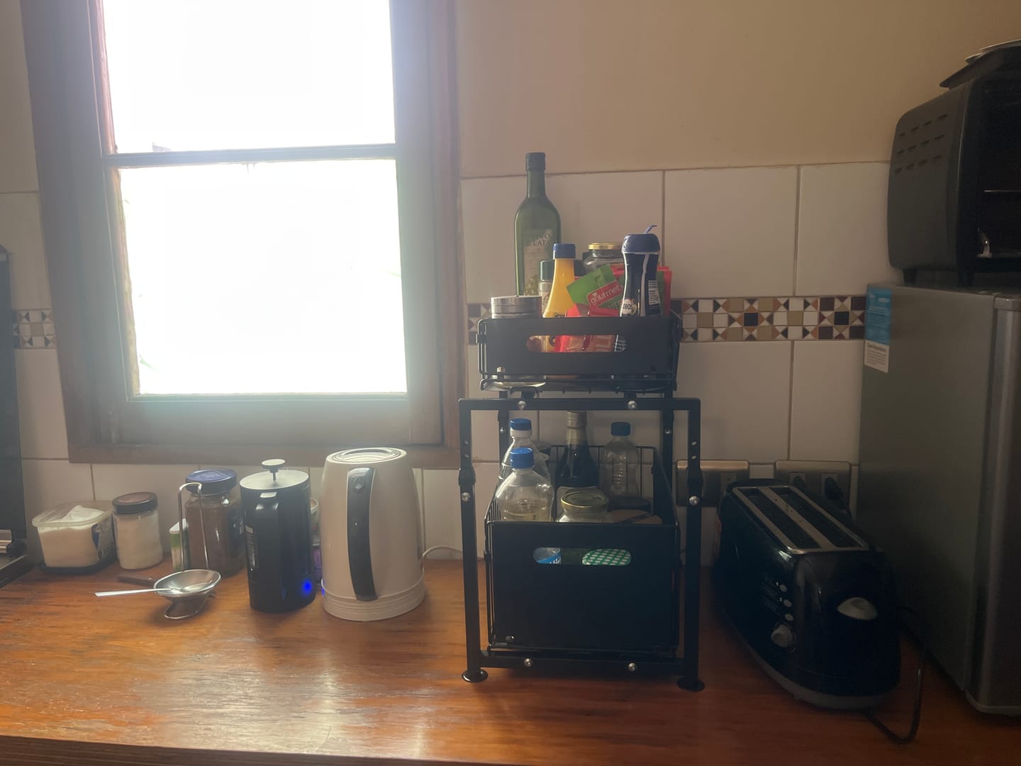 Customer photo review of Estante Organizador Multiuso Deslizante Cocina Baño 2 Pisos Negro