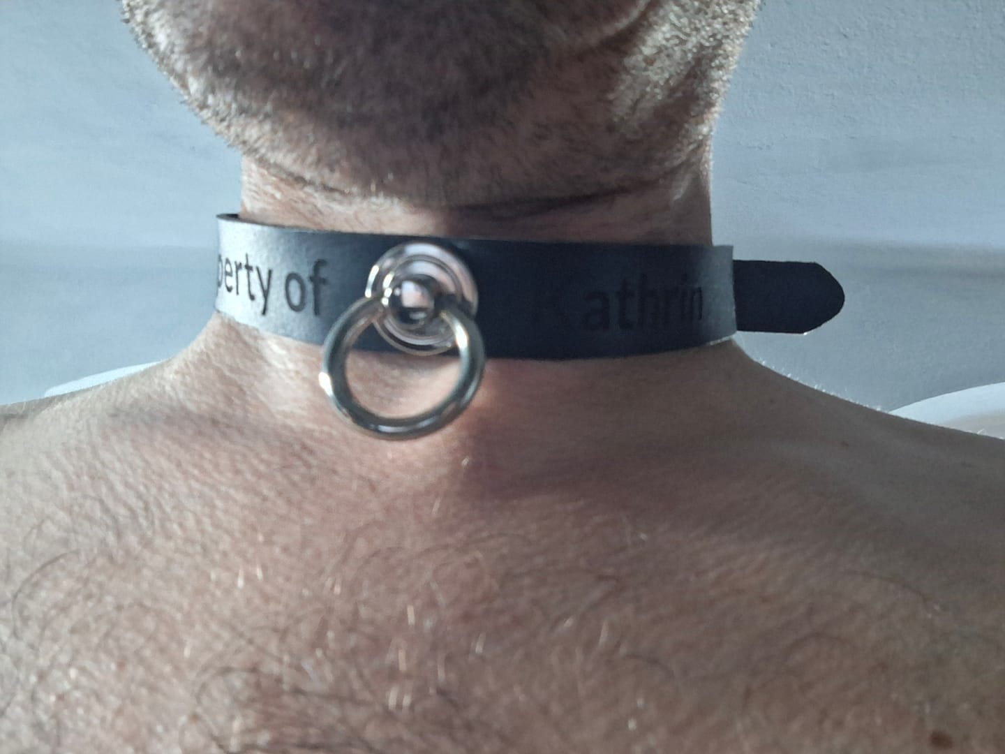 Customer photo review of YOU  Personalisiertes Halsband mit O-Ring und Wunschtext, individuell erstellt. Verschiedene Farben, italienisches Premium Vacchetta Leder