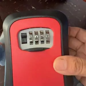 Customer photo review of Sicurezza Chiavi Cassaforte Parete con Serratura 4 Cifre