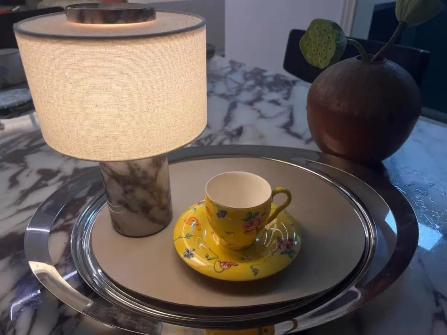 Customer photo review of Lampe de Chevet Sans Fil Tactile en Marbre ou Travertin, Rechargeable avec Variateur et Abat-Jour en Tissu - Isaure