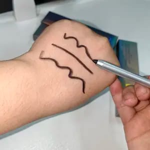 Customer photo review of Eyeliner Matita Waterproof 24 Ore Formula Cremosa Resistente