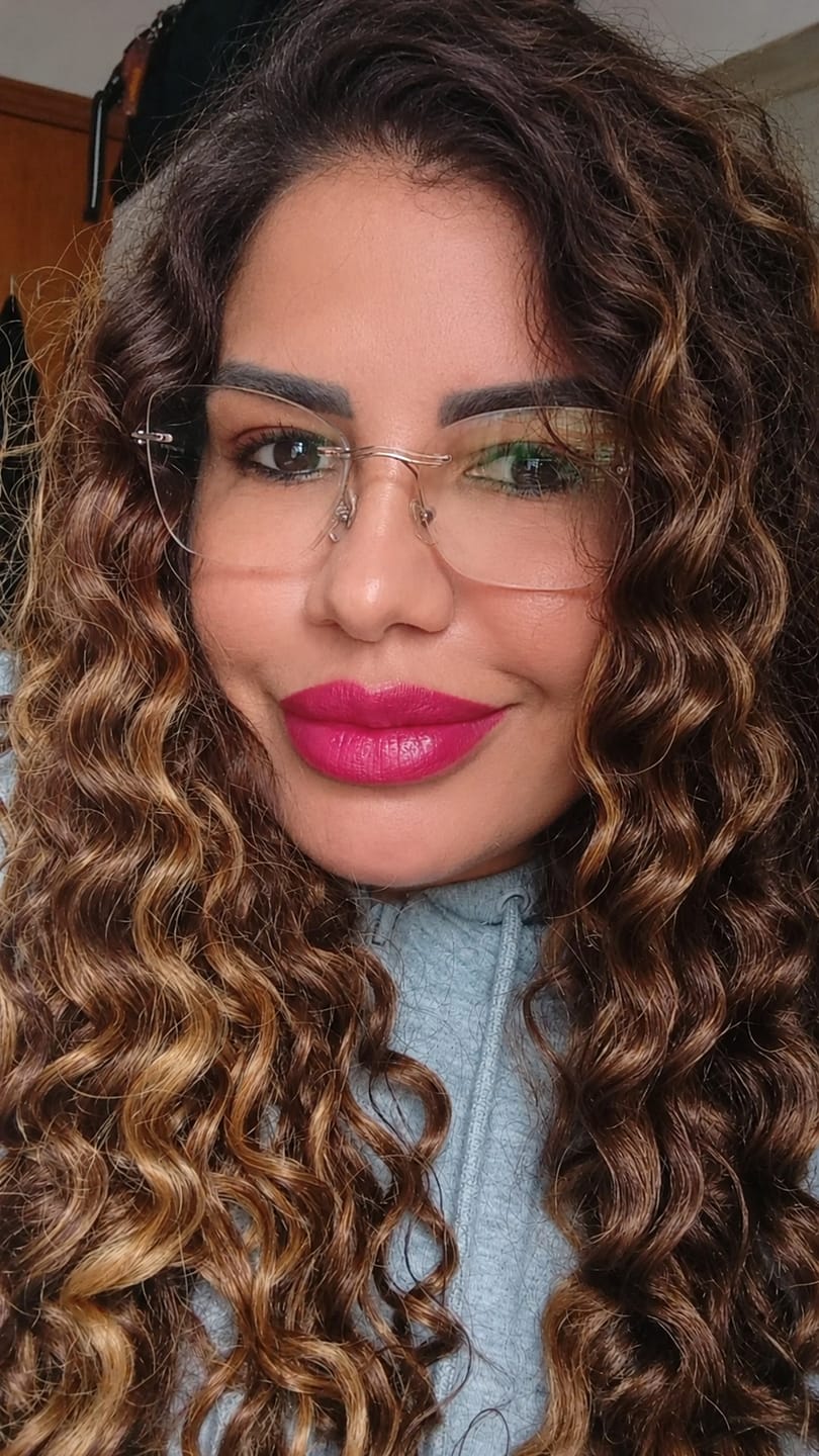 Customer photo review of Lace Front Tela HD Italia Castanho Luzes 33/22 Cacheada - Repartição Livre 13x4