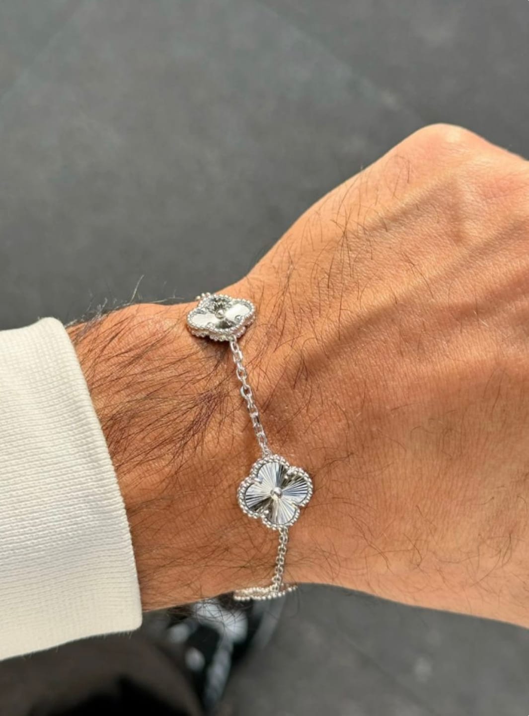 Customer photo review of צמיד תלתן בגוון כסף עם 5 תלתנים כסופים — JEWELLUXE™