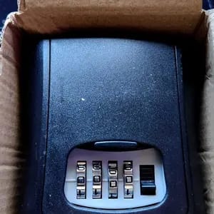 Customer photo review of Sicurezza Chiavi Cassaforte Parete con Serratura 4 Cifre