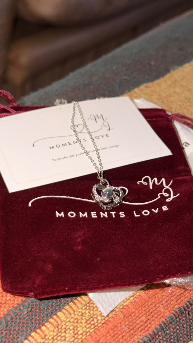 Customer photo review of Collar de Corazón con Foto Personalizada de Proyección