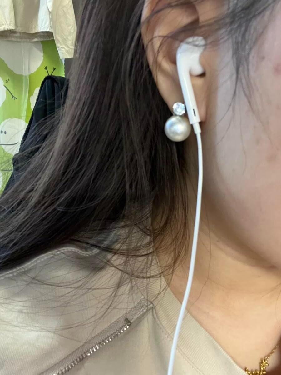 Customer photo review of 3PACK USB-C Wired Earphones with Microphone, HiFi Type-C Earbuds Compatible with iPhone 15/16/17, Android, iPad, with Remote Control, Volume Control, Clear Calls, Deep Bass, Low Latency, Tangle-Free, Lightweight, with PU Leather Pouch (White)