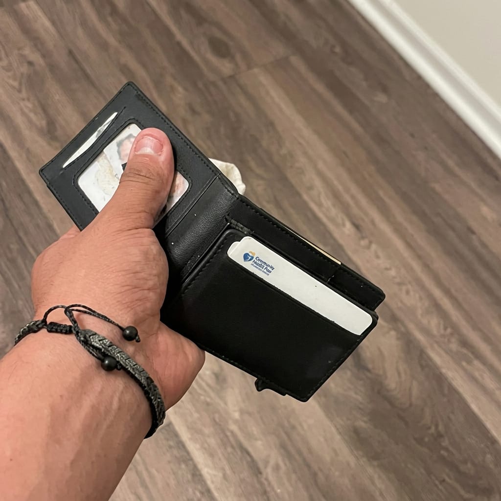 Customer photo review of EvoTech Minimalist Wallet Pro