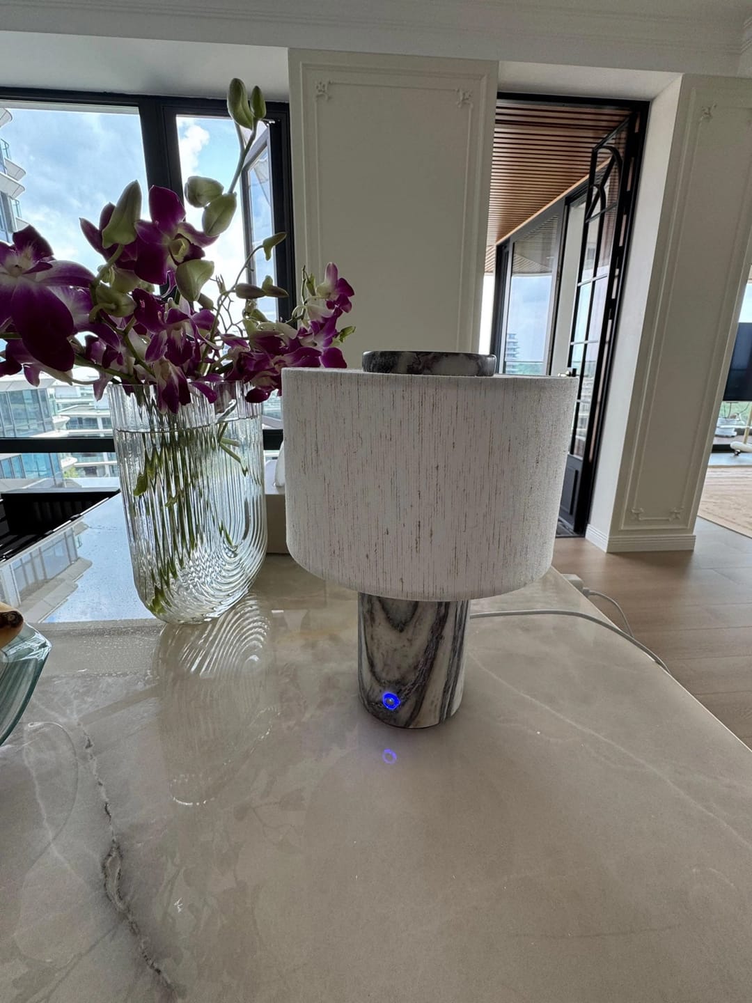 Customer photo review of Lampe de Chevet Sans Fil Tactile en Marbre ou Travertin, Rechargeable avec Variateur et Abat-Jour en Tissu - Isaure