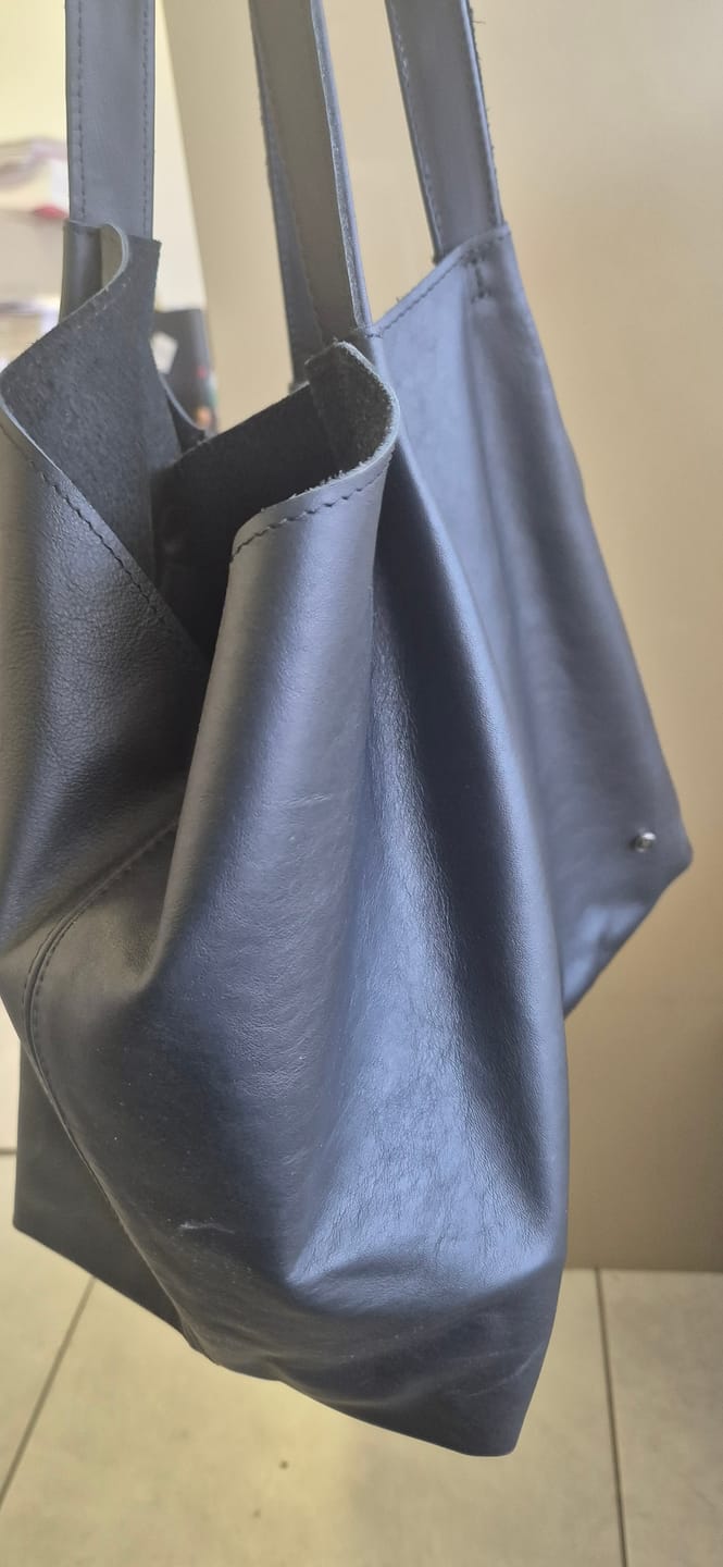 Customer photo review of Bolsa Dama Tote con cargador Magnético🔋 y cosmetiquera con cierre💄 *Roble*