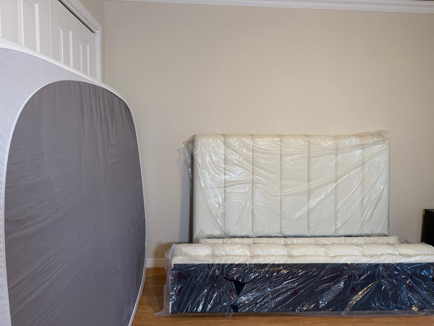 Customer photo review of MONTERO - Base de lit rembourrée contemporaine beige crème