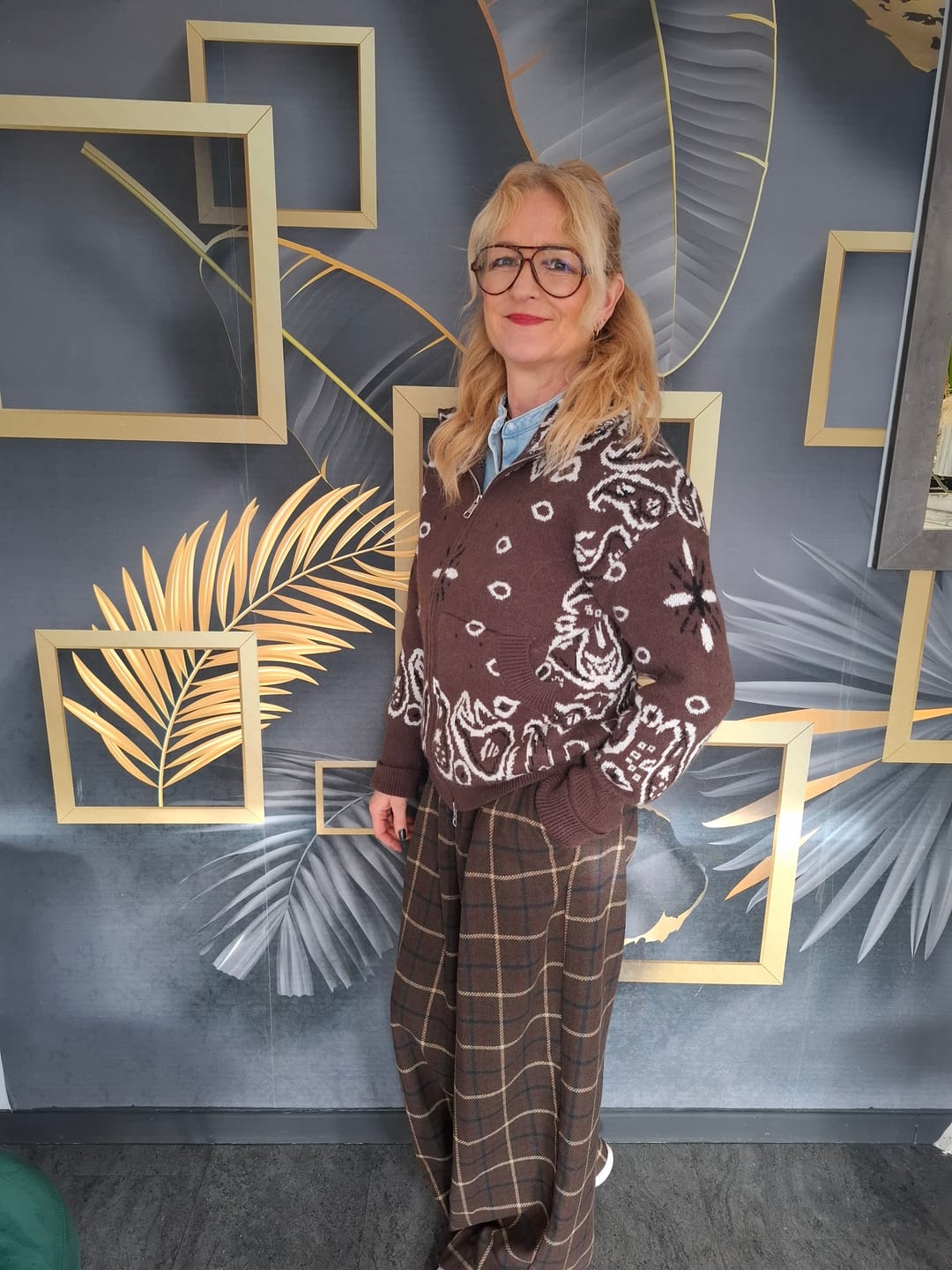 Customer photo review of Zipper Strickjacke mit angesagtem Paisleymuster coffee