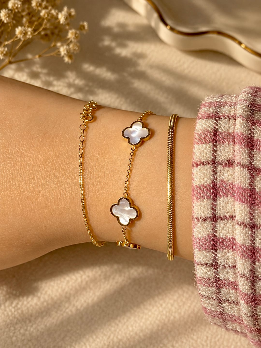 Customer photo review of Clover Perlmutt Armband | 18K vergoldet
