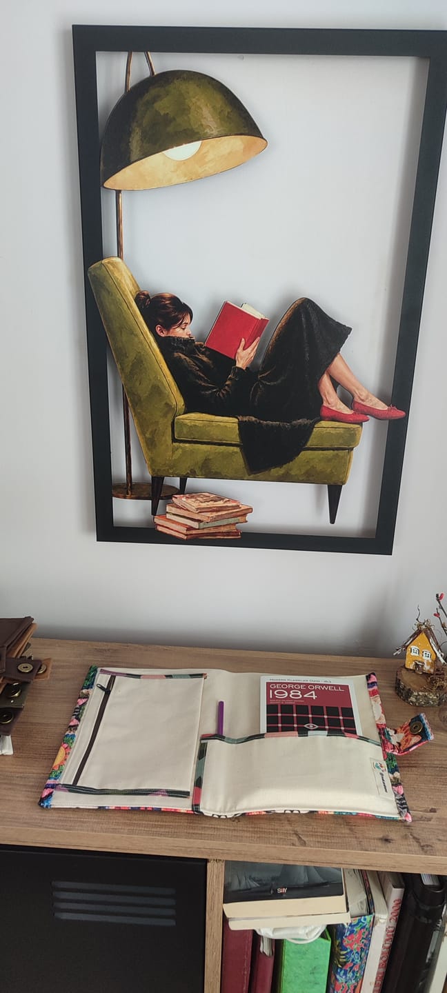 Customer photo review of Kitap Okuyan Kadın Metal Tablo
