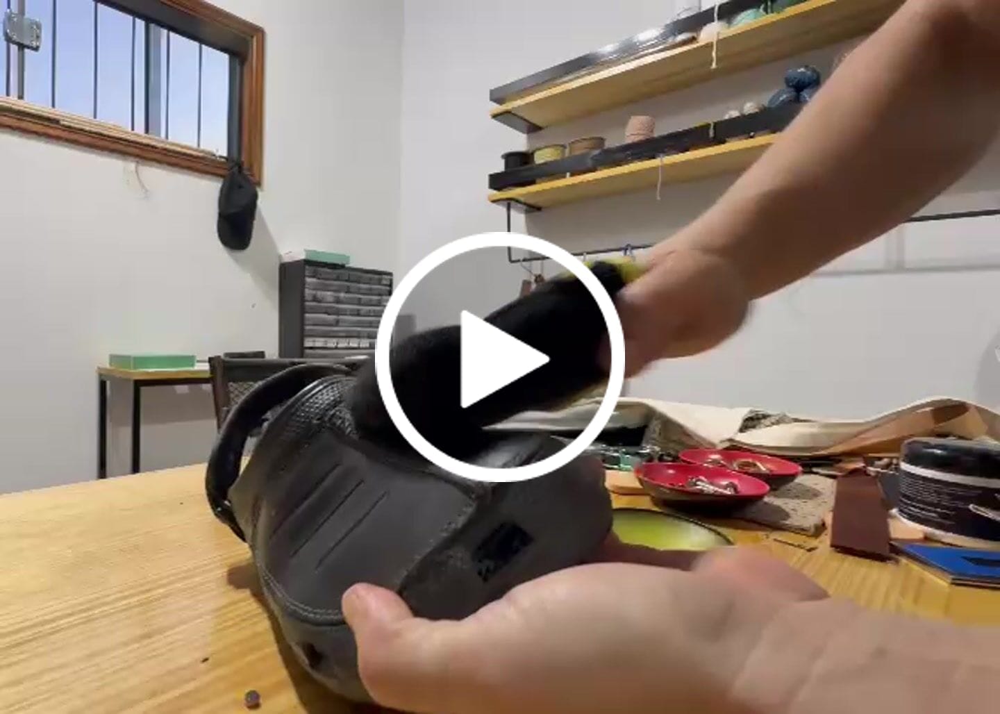 Customer video review of Protector y Revividor de Cuero 2x1 | Woowax