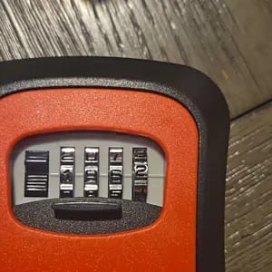 Customer photo review of Sicurezza Chiavi Cassaforte Parete con Serratura 4 Cifre