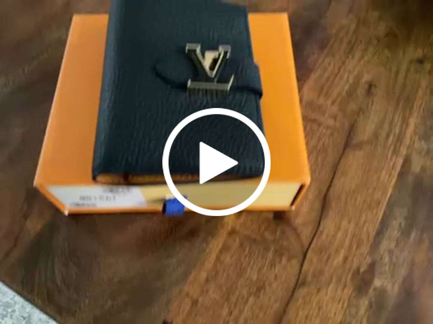 Customer video review of VERTICAL COMPACT WALLET BLACK CAPUCINES