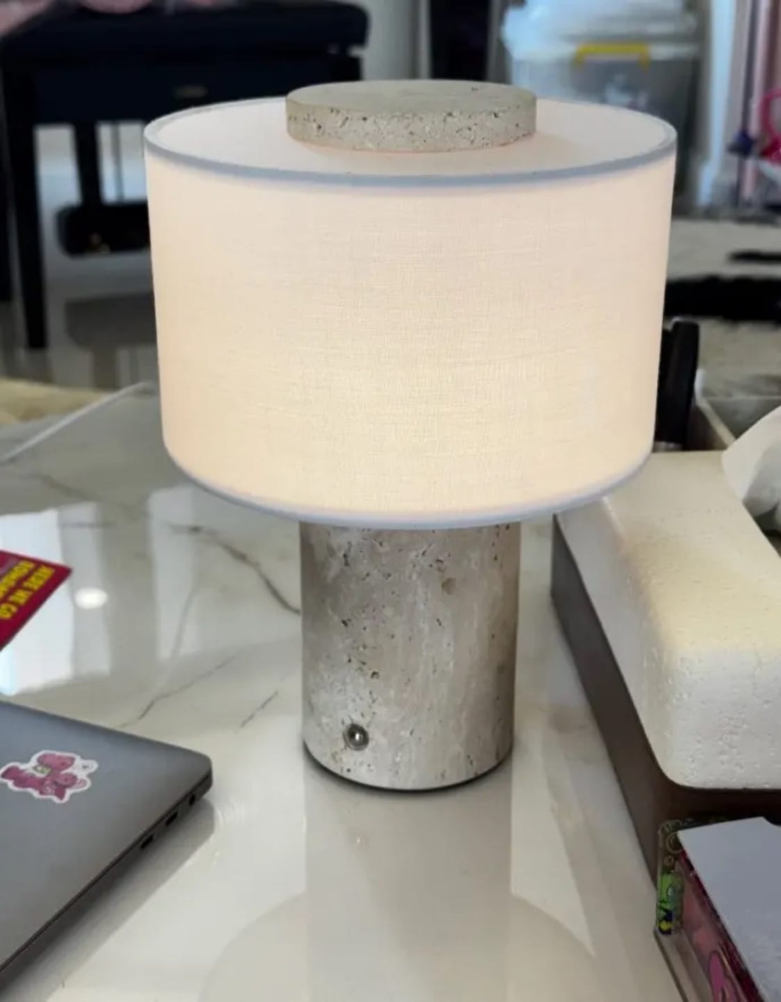 Customer photo review of Lampe de Chevet Sans Fil Tactile en Marbre ou Travertin, Rechargeable avec Variateur et Abat-Jour en Tissu - Isaure