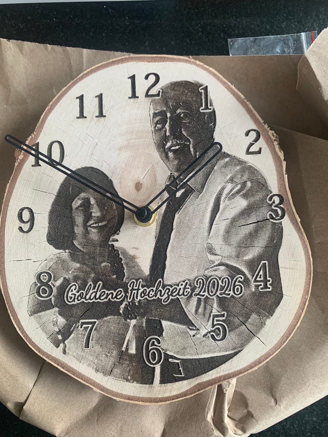 Customer photo review of WALDZEIT Personalisierte Wanduhr aus echter Birken Baumscheibe