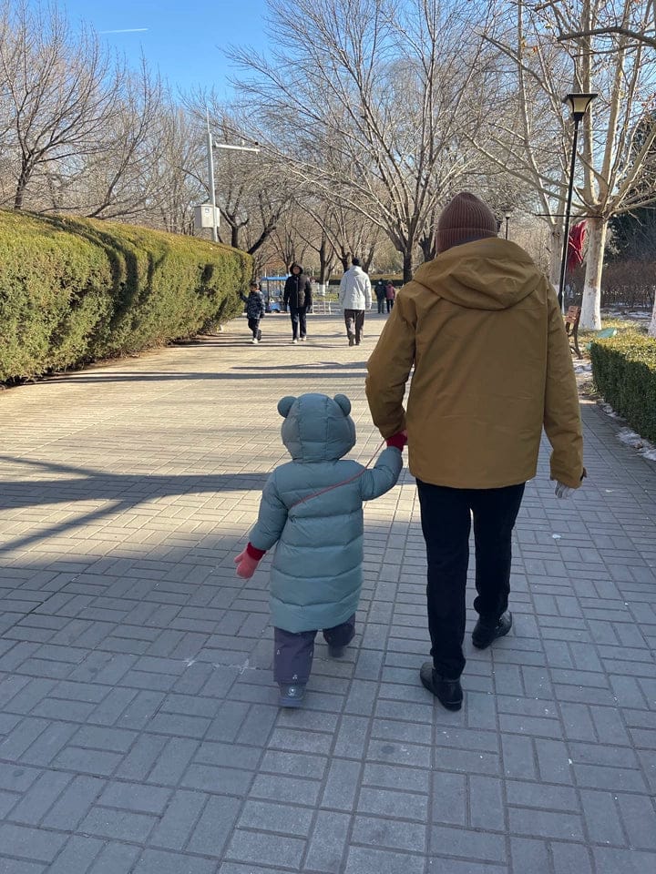 Customer photo review of Dave&Bella Kids Winter Cozy Outwear Windproof Hooded Long-style Down Coats