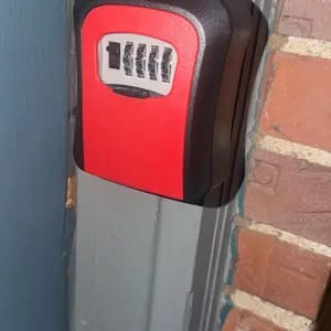 Customer photo review of Sicurezza Chiavi Cassaforte Parete con Serratura 4 Cifre